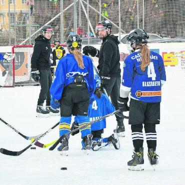 Packendes Hockey der höchsten Schweizer Spielklasse in Gstaad - Einige der insgesamt über zwanzig Nachwuchsspielerinnen während des Trainings vor dem Spiel mit den Regionaltrainern.
