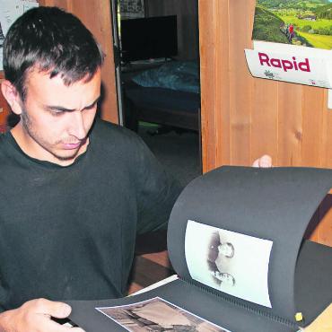 3000 Namen über 13 Generationen in 10 Jahren - Mit viel Geduld durchstöbert Martin Aellen alte Fotoalben auf der Suche nach bekannten Gesichtern oder noch unbekannten Personen. FOTOS: KEREM MAURER
