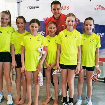U10-Team qualifiziert sich für den Schweizerfinal - Die U12-Mädchen mit dem Schweizer Marathonläufer Matthias Kyburz.    FOTOS: ZVG