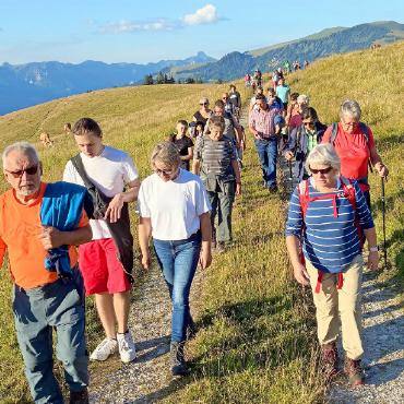 Dritte Sagenwanderung schenkt sagenhafte Resonanz - Unterwegs zur ersten Geschichte – auch Gantrisch, Nünenen und Stockhorn im Hintergrund sind ganz Ohr.