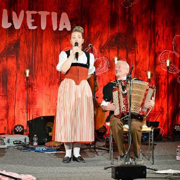 «Miss Helvetia»: «Volksmusig on the Rocks» - Mit dem Überraschungsgast Ernst Dubi performte «Miss Helvetia» das Jodellied «Wenn die wilde Chirschböim blüeje» von Jakob Ummel.