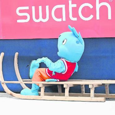 Swatch Beach Pro Gstaad: Gold geht an die US-Damen Nuss/Kloth und an die Herren Åhman/Hellvig aus Schweden - Mus Minimus, kleiner Freund von Mus Muskulus bei einer Probefahrt.