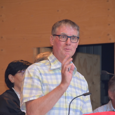 Saanen hat nun auch eine Gemeindefahne - Fahnengötti Michael «Michel» Teuscher.