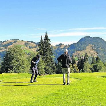 Miteinander Golfen, zusammen Spass haben und viel Lachen - Golfen «uf de Möser». FOTO: MARIANNE TSCHANZ-RIEDER