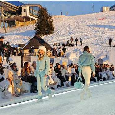 Wenn Gstaad zur Bühne internationaler Marken wird - Eine ganze Reihe von Influencer:innen halten die Modeschau fest und senden ihre bunten Storys in die Welt hinaus.