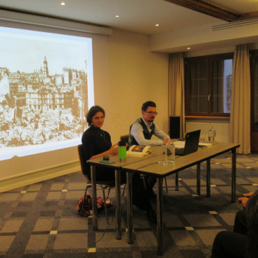 Literatur vermag Angst und Hoffnungslosigkeit überwinden - Moderator Markus Iseli stellt die ukrainische Schriftstellerin Katja Petrowskaja vor, die Fotos im Detail hinterfragt und literarisch tiefgründig umzusetzen weiss.(Foto: Lotte Brenner)