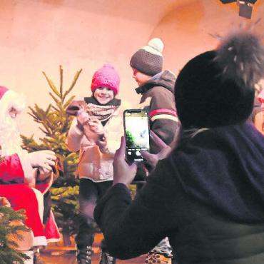 Der Samichlous zu Besuch im Saanenland - Stolz, einen Chlousesack geschenkt zu bekommen, lächelt die Beschenkte in Mamas Kamera.