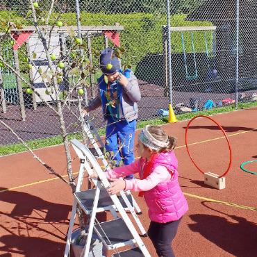 Sportliche Saaner Schüler:innen am alljährlichen Sporttag - Gemeinsam geht es am besten.
