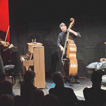 «Snow from yesterday» – eine mystische Klangreise bei Zweisimmen Jazz - Die «Manu Delago Band» in der katholischen Kirche Zweisimmen.       FOTOS: MARKUS BACHMANN
