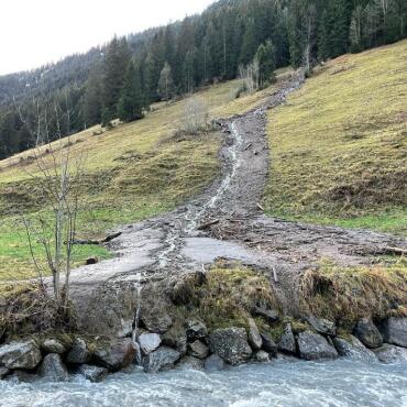 Unwetter: Lage normalisiert  - Ein Erdrutsch bei der Enge in Lauenen. (Foto: AvS)