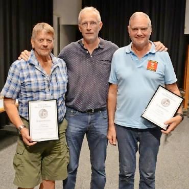 Zwei Saaner Schützen in der «Hall of Fame» - Die Saaner Schützen Fritz Heimberg (rechts) und Ulrich Würsten (links) sind für 50 Auszeichnungen in die «Hall of Fame» aufgenommen. Für Mannenberg-Präsident Marc Matti (Mitte) ist es dazu nur noch ein kleiner Weg. FOTO: ZVG