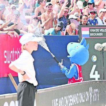 Swatch Beach Pro Gstaad 2025 - Mus Musculus schnappte sich kurzerhand den Feuerwehrschlauch und beschenkte alle auf der Tribüne mit kühlem Nass.
