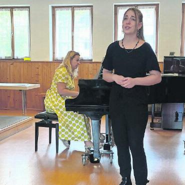 Erfolgreiche Certificats-Prüfungen - Ciara Coulter, Gesang. Am Klavier: Daniela Spasov.