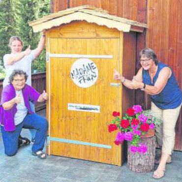 Gerettete krumme Rüebli - An mehreren Fronten aktiv gegen Food Waste: Rosmarie Annen (rechts) und die Mitglieder des Frauenvereins Saanen. FOTO: ZVG