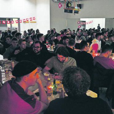 Public Viewing Länderspiel Schweiz–Serbien - Der Gymnastiksaal der Sportanlage Ebnit war bis auf den letzten Platz gefüllt.