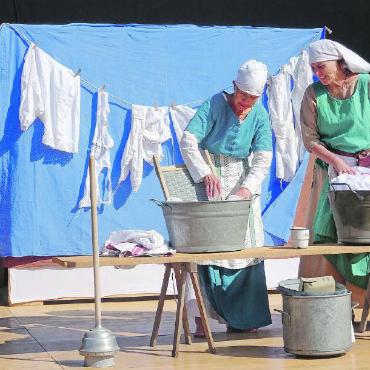 «Auf diesen Felsen will ich meine Kirche bauen» - Am grossen Waschtag am Dorfbrunnen wurde geklatscht und getratscht. Die grosse Armut, die unsinnigen Urteile des Chorgerichts und das vermeintliche Versagen des Dorfpfarrers waren grosse Themen. Der Bau eines Armenhauses – dem Spittel – half, die grosse Armut im Volk zu bekämpfen. Den Spittel gibt es noch heute, dort stehen Wohnungen für Einheimische zur Verfügung.