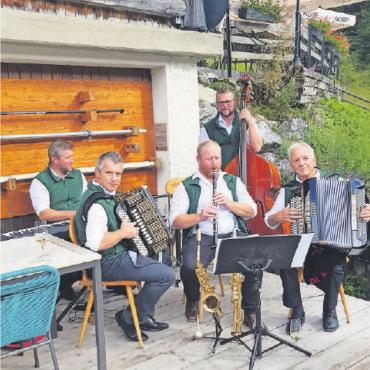 Wenn Fischer feiern – freuen sich die Fische - Bild rechts: Die Familienkapelle Walker spielte fröhlich heitere Ländlermusik. FOTOS: EUGEN DORNBIERER-HAUSWIRTH