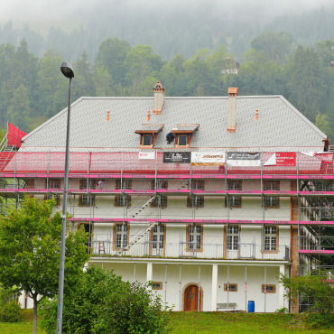 Im Estrich entsteht Raum für eine WG - Oben im Dach: Neue Lukarnen bringen Licht für die künftige Wohngemeinschaft. FOTO: JONATHAN SCHOPFER