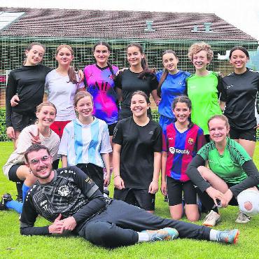 Jahresrückblick 2024 – Sport: Saanenlands Sportelite überzeugte - Die Mädchenmannschaft des FC Sarina. FOTO: ELISA OPPERMANN