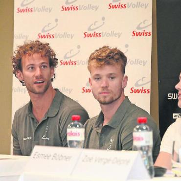Gstaad fest in Beachvolleyballhand - (v.l.) Marco Krattiger, Florian Breer, Esmée Böbner und Zoé Vergé-Dépré (nicht im Bild) standen an der Pressekonferenz am Dienstag den Journalisten Rede und Antwort. FOTOS: JENNY STERCHI