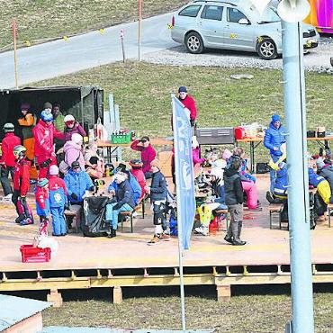 Gelungene, unfallfreie 46. Ausgabe des Ludi-Cups - Mittagessen auf dem Areal des Ski-Future-Trainingszentrums an den Hublen. FOTOS: ZVG