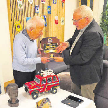 Ehrenvolle Übergabe des Melvin Fellowship Awards an Paul Eggenberg - Jost Huber, Präsident des Lions Clubs Gstaad-Saanenland (rechts), übergibt Paul Eggenberg die Auszeichnung Melvin Jones Fellowship Award. FOTO: ZVG