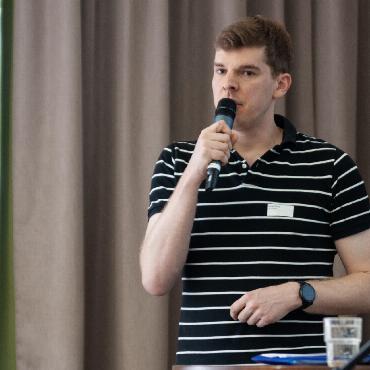 Toni von Grünigen: «Ziele gemeinsam verfolgen!» - Adrian Bürgy, Co-Autor der Umfrage «Wohnungsnot in touristischen Regionen», erläutert die Ergebnisse der nicht repräsentativen Studie. FOTO: KEREM MAURER