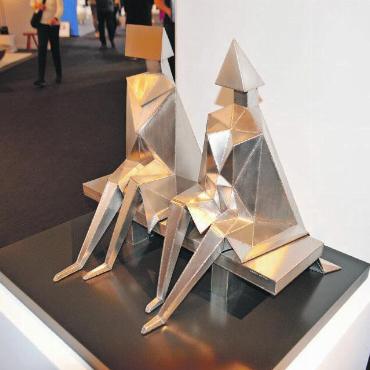 Mehr Kunst als Kühe – Gstaad im Ausstellungsfieber - Zwei sitzende Figuren in Silber - ein kleiner Hingucker am Rande.