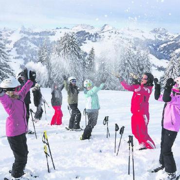 Erfolgreiches Brückenbauen über den Röstigraben - Die Skilehrer:innen brachten die Gruppe mit Spiel und Spass beim Sport zusammen. FOTO: ZVG