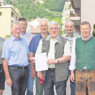 Schutz der Grossraubtiere: Resolution verlangt Herabstufung - Vertreter von 14 bergland- und alpwirtschaftlichen Verbänden haben die Resolution unterschrieben. Mitunterzeichner ist auch der Schweizerische Alpwirtschaftliche Verband, in Visp vertreten durch dessen Präsidenten Erich von Siebenthal (Zweiter von rechts). FOTO: ZVG
