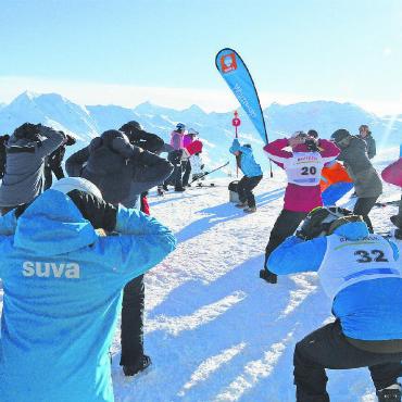Für weniger Schneesportunfälle auf der Piste unterwegs - Gruppenaufwärmen für die Mitarbeitenden der STI Gruppe, geleitet durch Präventionsbotschafter der Suva. FOTOS: NICOLAS GEISSBÜHLER