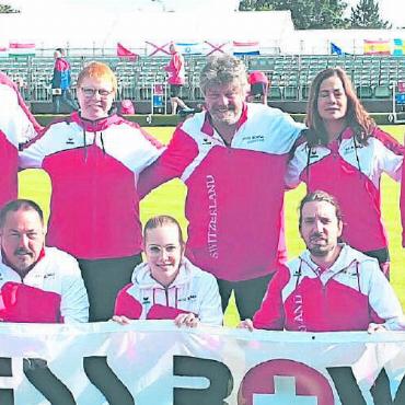 Bowls Club Gstaad 2022 – intern, national und international mit guten Resultaten - Das Swiss Bowls EM-Team 2022, hinten von links.: Beat Matti, Caroline Lehmann, Christian Haldimann, Sitanan Zaller, Ueli Häusler. Vorne von links: Andrea Locher, Tom Schneiter, Larissa Rubin, Thomas Wälti, Simone Kunz.