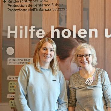 Liebe hat ihre Grenzen - Die beiden Moderatorinnen Stefanie Oehrli (Juga, links) und Evelyn Moser (Schulsozialarbeit) freuen sich über die erfolgreichen zwei Projektwochen.