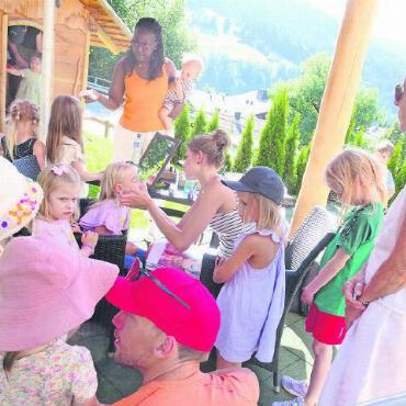 Neues Kleid für einen Altbekannten - Die Warteschlange bei der «Schminkstation» hält sich hartnäckig bis gegen Abend.