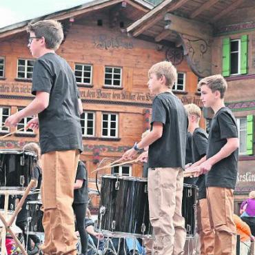 «Dance on Ice» ohne Regen - Die meisten der Schönrieder Kinder hatten vor «Dance on Ice» noch nie auf einer Trommel gespielt. Am Samstag lieferten sie gemeinsam ein echtes Klangerlebnis.