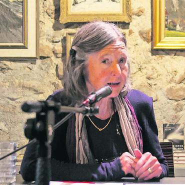 Heisse Themen literarisch vertiefen - (von links) Liliane Studer: Nach acht Jahren verlässt sie den Literarischen Herbst Gstaad. Sie wird weiterhin anwesend sein, jedoch nicht mehr als «treibende Kraft». Gertrud Klemm: Feminismus witzig, schräg, aufmüpfig. Der Übersetzer Steven Wyss: Ein Fragment von C.F. Ramuz wurde im Archiv des Museums Strauhof in Zürich gefunden und in Zusammenarbeit mit Lis Künzli von Wyss übersetzt neu verlegt. Auch eine Übersetzung kann eine literarische Höchstleistung bedeuten. So konnte Wyss von der Stadt Zürich eine offizielle Anerkennung entgegennehmen. FOTOS: KEREM MAURER