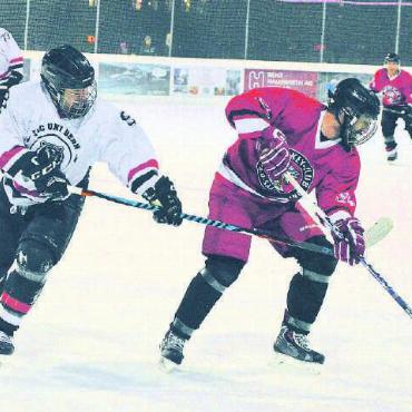 Keiner zu alt, um Eishockey zu spielen - Roland Haldi (in rot) des HCGS schirmt die Scheibe vom gegnerischen Spieler ab.