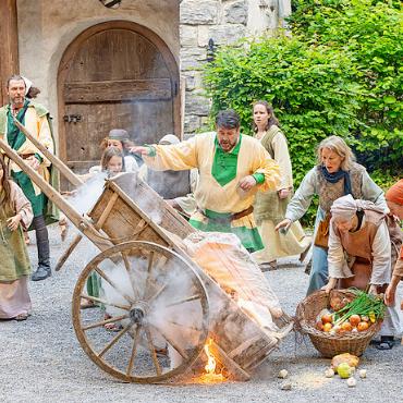 Er nimmt den Reichen und gibt den Armen - Szene aus Robin Hood. FOTO: ZVG