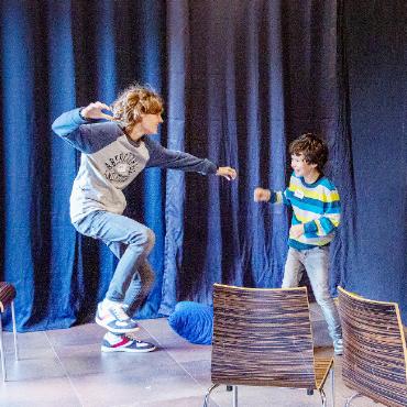 «Vorhang auf!»: Theaterprojekt mit Kindern ab sieben Jahren - Diese zwei Teilnehmer studierten ihr eigenes kleines Stück ein.