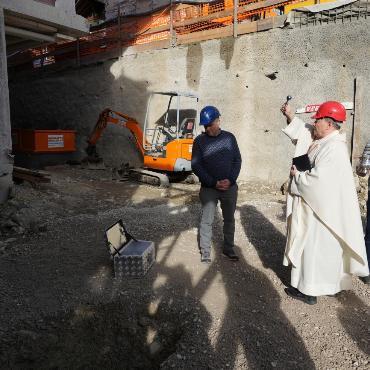 Grundstein samt Zeitzeugnissen feierlich gelegt