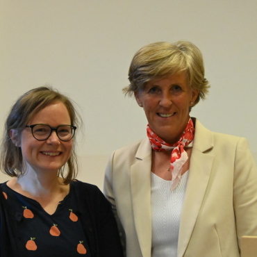 Lauenen: Brigitte Klenk neu im Gemeinderat - Brigitte Klenk  (links) ist neu Mitglied im Gemeinderat von Lauenen. Präsidentin Ruth Oehrli freut sich, dass die Frauenquote im Rat erhalten bleibt. (Foto: AvS)