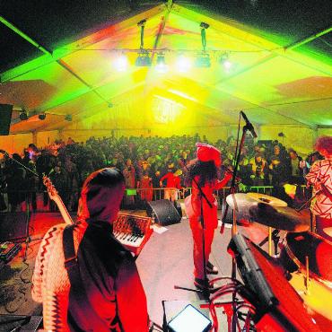 Zweite Ausgabe des Slopesound-Festivals findet Anklang - Samora während ihres Auftritts. FOTO: TOBY RYTER