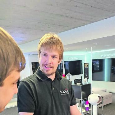 Gstaad.Cloud: digitale Innovation aus dem Saanenland - Marc Schmid erklärt dem Kunden die Möglichkeiten der sicheren, lokalen IT-Lösung für sein Unternehmen.
