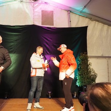 Goldjunge ganz nah: Boltigen feiert seinen Franjo von Allmen - Zeichen der Anerkennung: Franjo von Allmen und Swiss-Ski-Präsident Stefan Binggeli beim Abklatschen auf der Bühne. (Foto: Fabian Kopp / Simmental Zeitung)