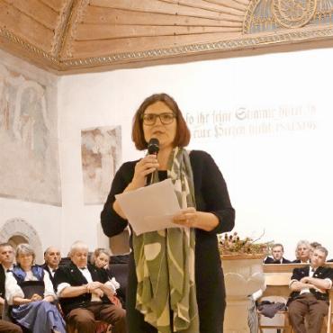 Ein Abend voller Gesang, Tradition und Herzlichkeit - Präsidentin Sandra Klopfenstein orientierte über den Gotthelfverein Obersimmental-Saanen.