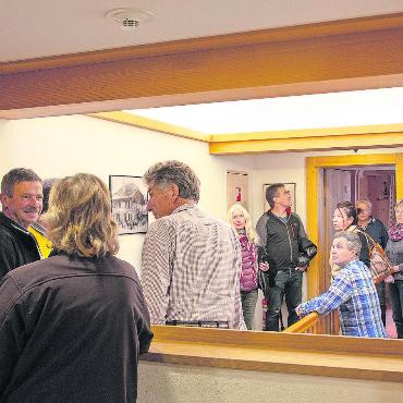 Grosse Neugier für das älteste Gasthaus von Gstaad - Stets zwei Gruppen waren abwechselnd unterwegs, um sich das umgebaute Posthotel Rössli in Gstaad anzusehen.