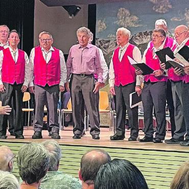 Keine Gratwanderung, sondern ein gelungener Balanceakt - Musikalisch bereichert wurde die Vernissage vom Männerchor «Echo vom Olden» unter der Leitung von Ada van der Vlist Walker. In der Mitte Armin Oehrli, Buchautor und Präsident des Chors.