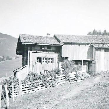 Frühere Jugendherbergen in Lauenen und im Turbach - Die einstige Jugendherberge «Mürni» im Turbach mit dem Weg, wo heute die Strasse durchführt.