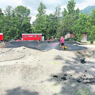 Schaufeln fürs Herzensprojekt - Abtragen, Verdichten, Asphaltieren: Die motivierten jungen Leute bauen den Velosolution Pumptrack Oeyetli.
