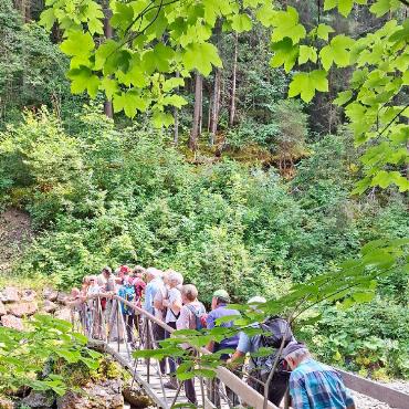Dritte Senioren-Wanderung 2024 - Die Wandergruppe beim Überqueren der kleinen Simme. FOTO: ZVG